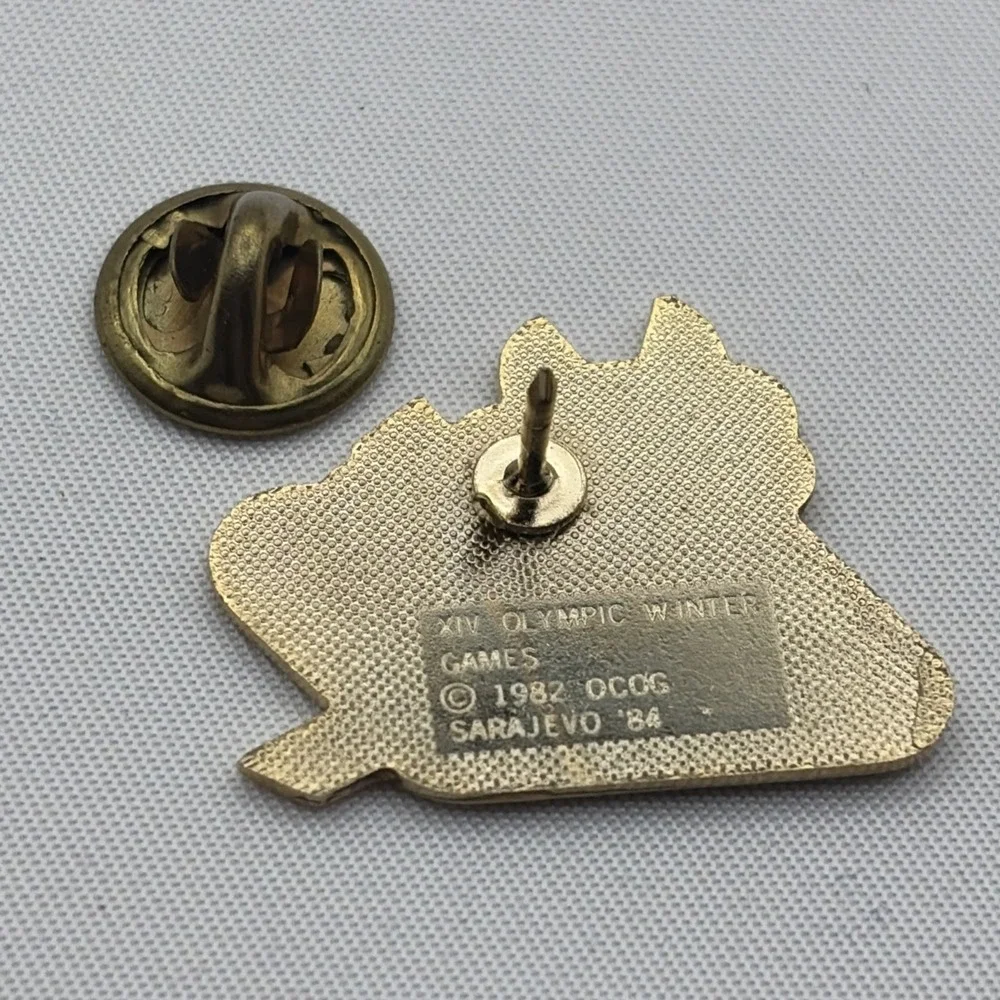 1984 Sarajevo‎ Winter Olympic Games Vucko The Wolf Mascot Ski Jump Lapel Hat Pin